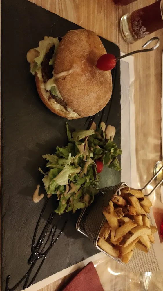 Burger Avec Frites Maison Et Salade
